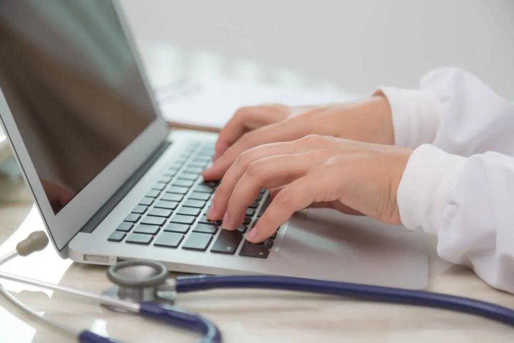 Médico Digitando - Image by jannoon028 on Freepik.com