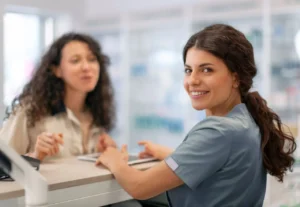 Equipe de Recepção Clínica Médica - Image by Freepik.com