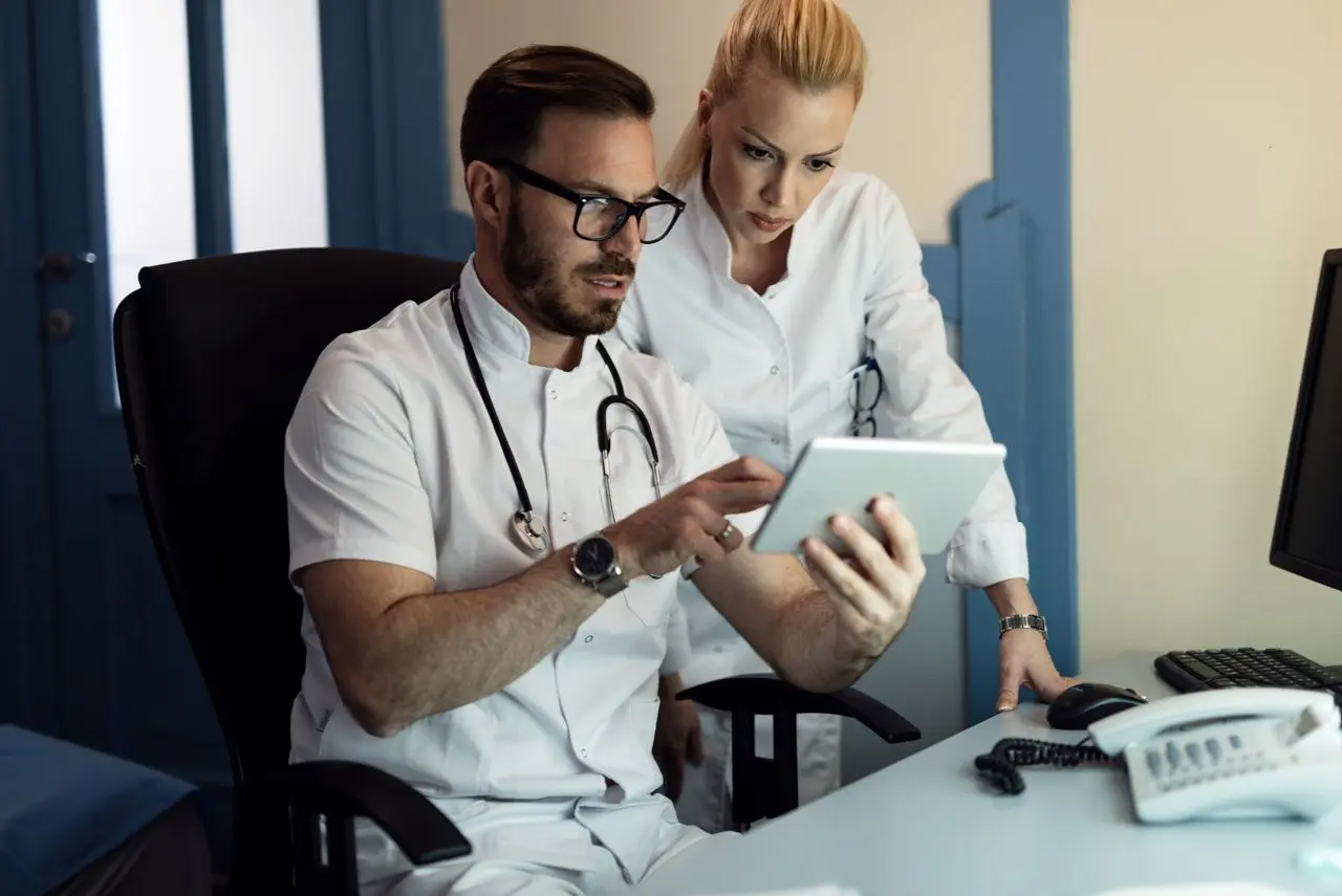 Dupla Agenda Médica: é permitida? Veja o que diz a lei - Image by Drazen Zigik on Freepik.com