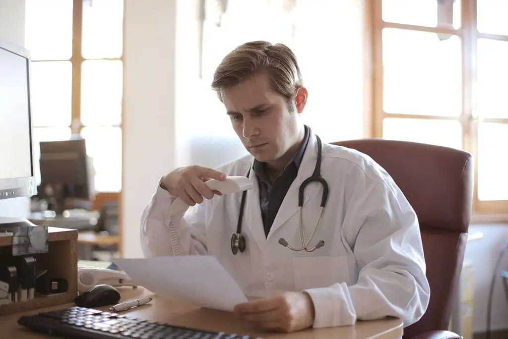 Médico analisando uma intimação de sindicância enviada pelo CRM - Image by wirestock on Freepik.com